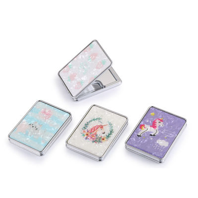 Chiếc gương túi thẩm mỹ nhỏ gọn có hai mặt có thể gập lại với phóng to 1X/2X