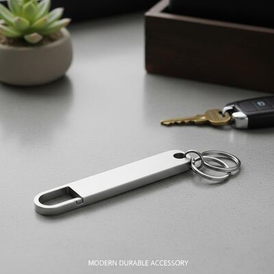 chất lượng Minimalist Silver Metal Keychain Holder Modern Durable Accessory Perfect for Keeping Keys Secure and Organized nhà máy